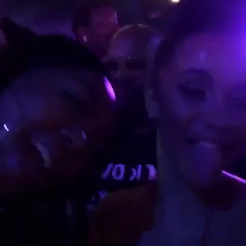 Cardi B xxx besando otra chica