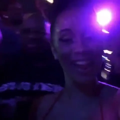 Cardi B xxx besando otra chica