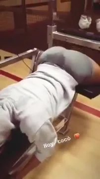 Karol G en el gym — trio — foto 3