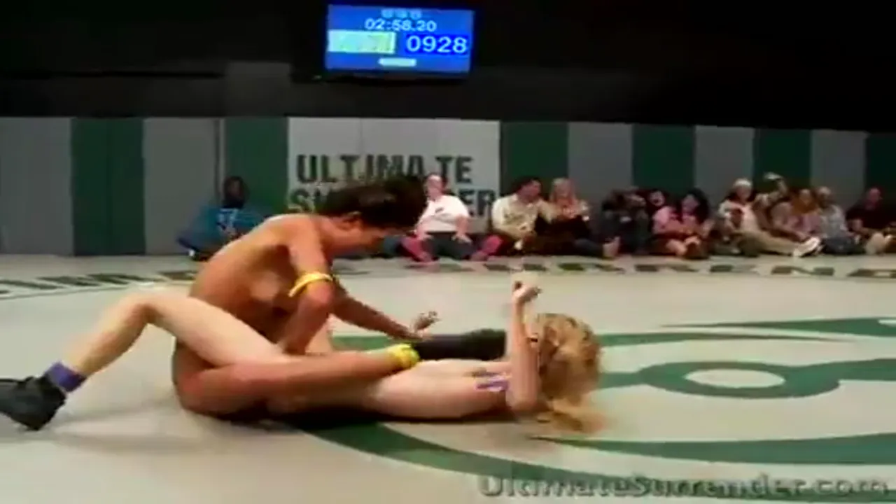 Peleas de mujeres desnudas tipo UFC Wtf!