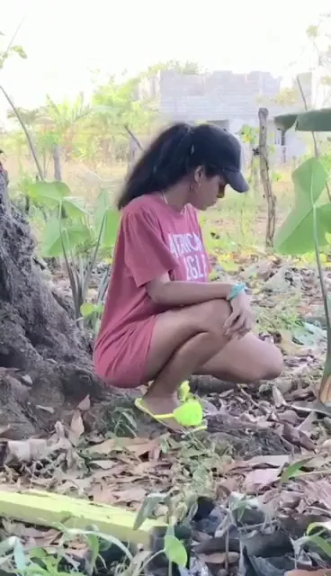 Yeraldincom xxx orinando en el campo