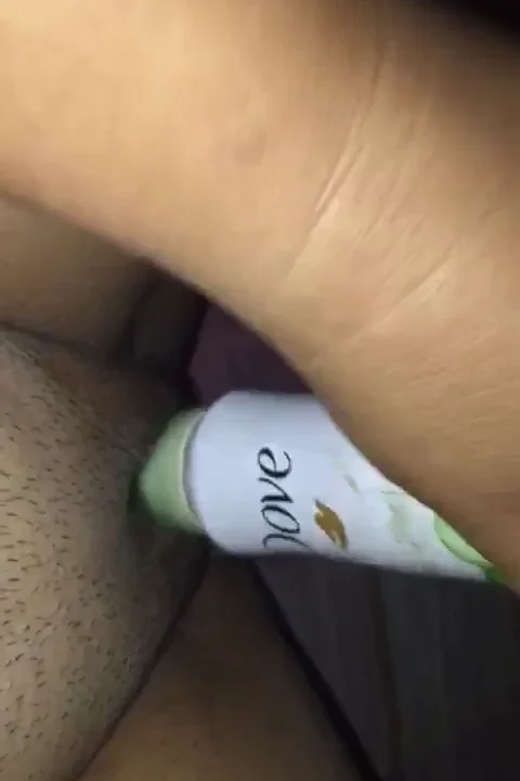 Se masturba con un desodorante xxx