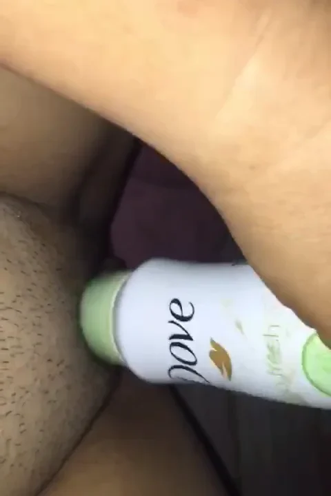 Se masturba con un desodorante xxx