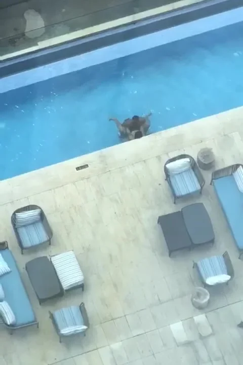 Follando en la piscina — foto 1