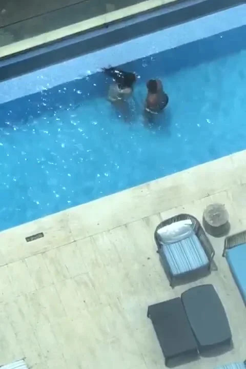 Follando en la piscina — completo — foto 4