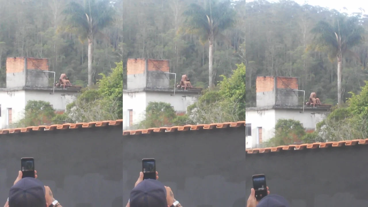 Lo agarran follando en el techo de la casa