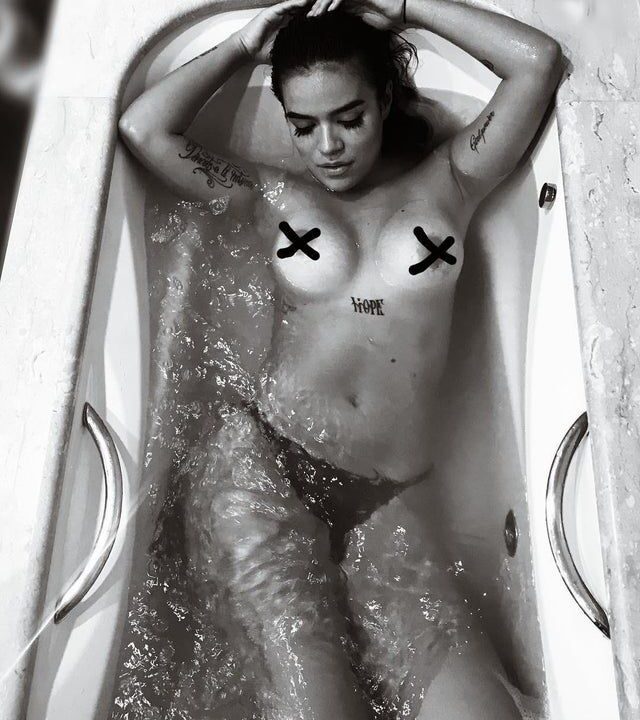pack karol g desnuda en la bañera