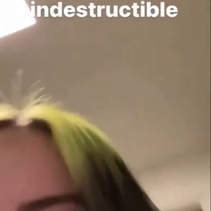 Billie Eilish xxx dandose en las tetas