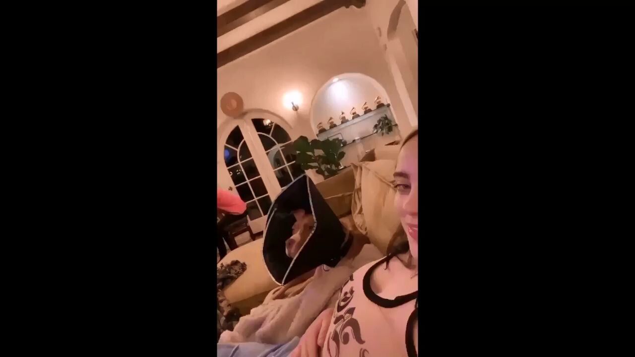 Billie Eilish dándose en las tetas