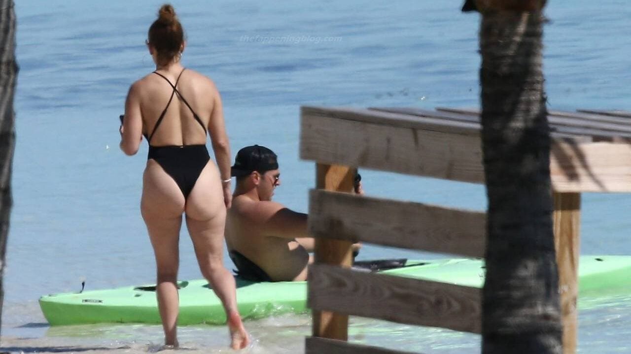 Jennifer Lopez desnuda