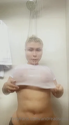 Andrea Osorio xxx tomando una ducha