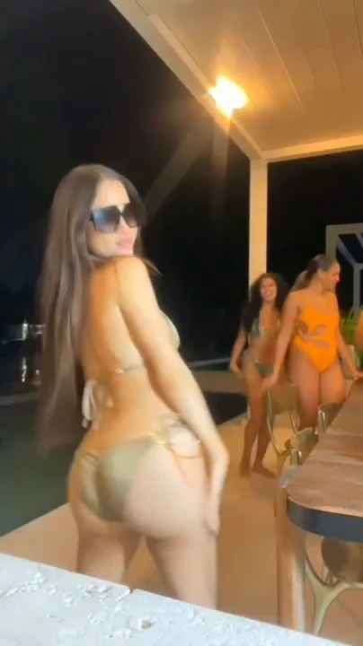 Natti natasha moviendo el culo