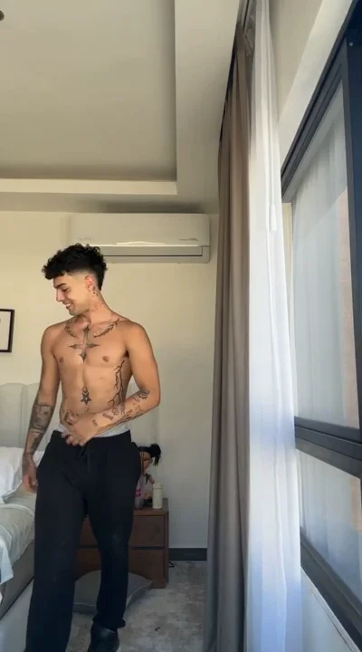 Yeri MUA xxx muestra el pezón en LIVE