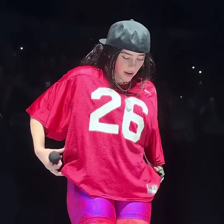 Billie Eilish xxx se le marca la vagina