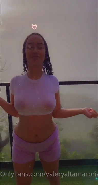 Valery Altamar xxxx disfrutando de la lluvia