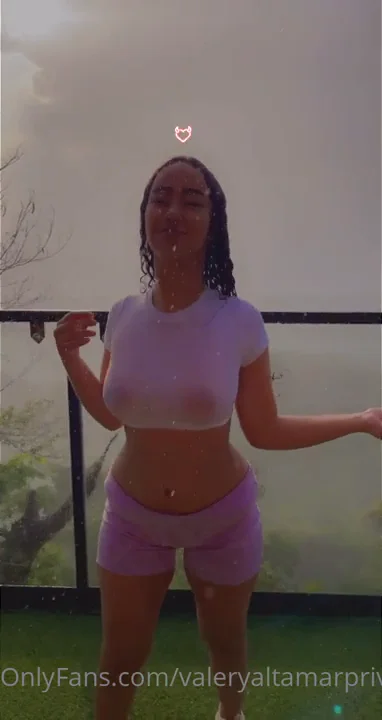 Valery Altamar xxxx disfrutando de la lluvia