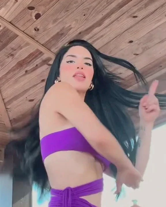 Kimberly Loaiza moviendo el culo bien rico xxx