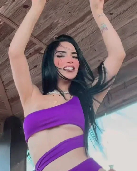 Kimberly Loaiza moviendo el culo bien rico xxx
