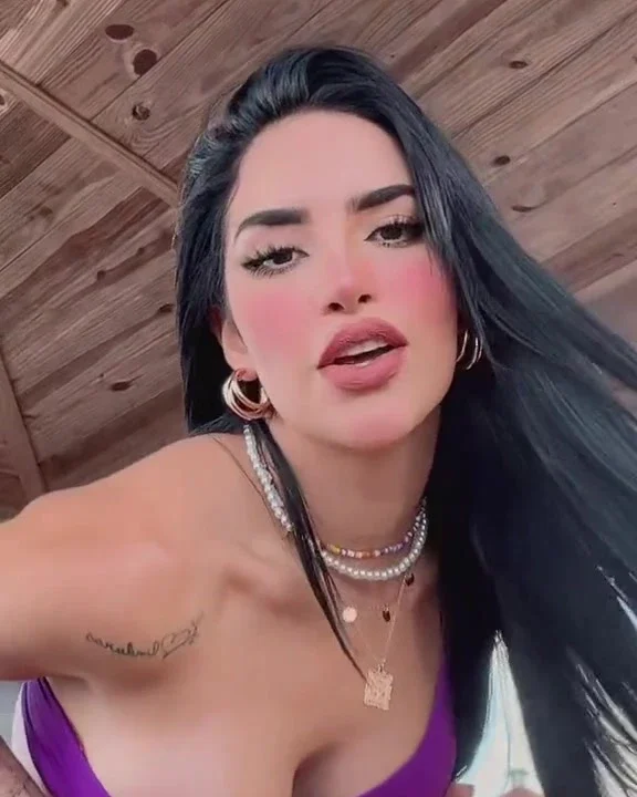 Kimberly Loaiza moviendo el culo bien rico xxx