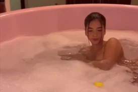 Caomi tomando una rica ducha desnuda xxx