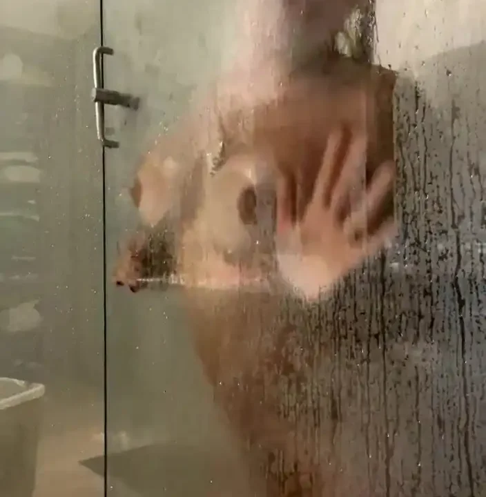 Cintia Cossio tomando una rica ducha xxx
