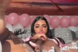 Julieth Diaz masturbandose despues de su cumpleaños xxx