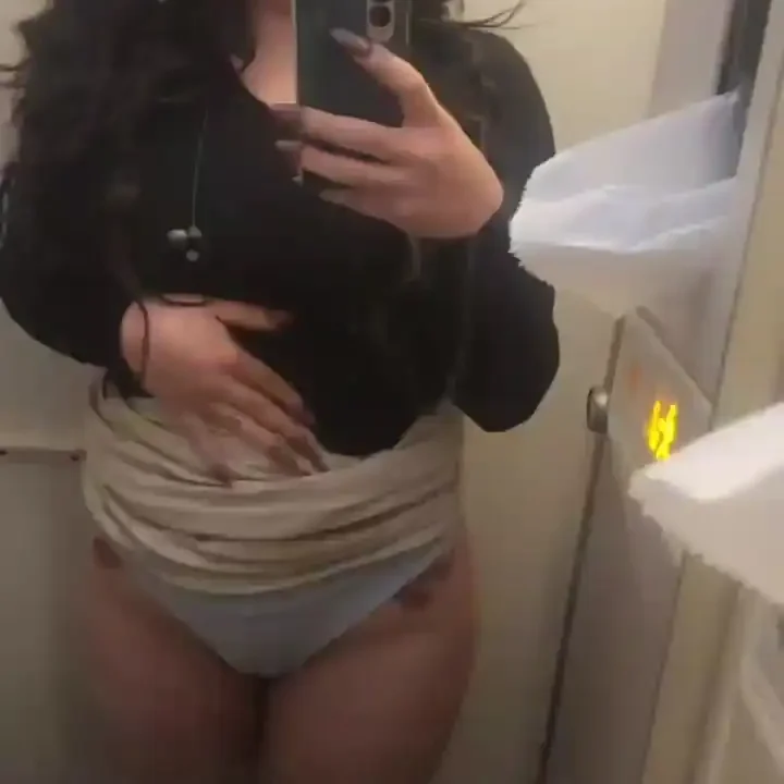Lizbeth Rodriguez mostrando las tetas video xxx