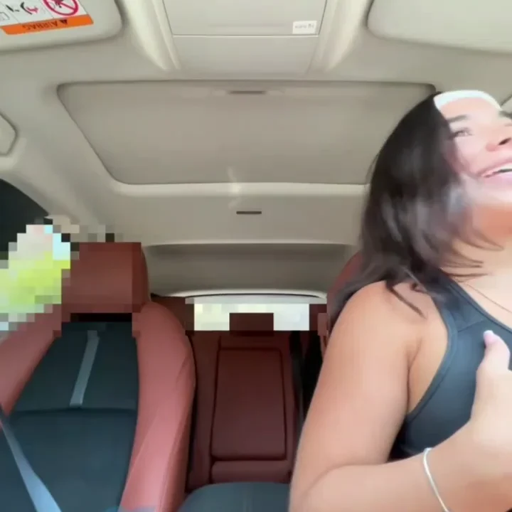 Melissa Gutierrez le hace una broma xxx a su amiga