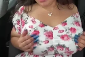 XBadx Dolly gordita masturbandose en el carro