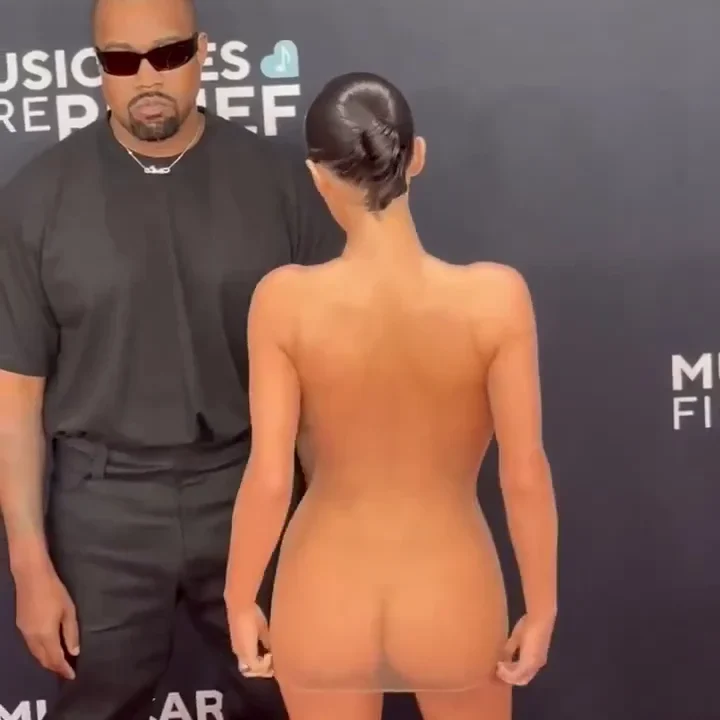 Bianca Censori novia de Kanye West llega desnuda a los Grammy XXX