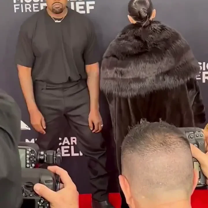 Bianca Censori novia de Kanye West llega desnuda a los Grammy XXX