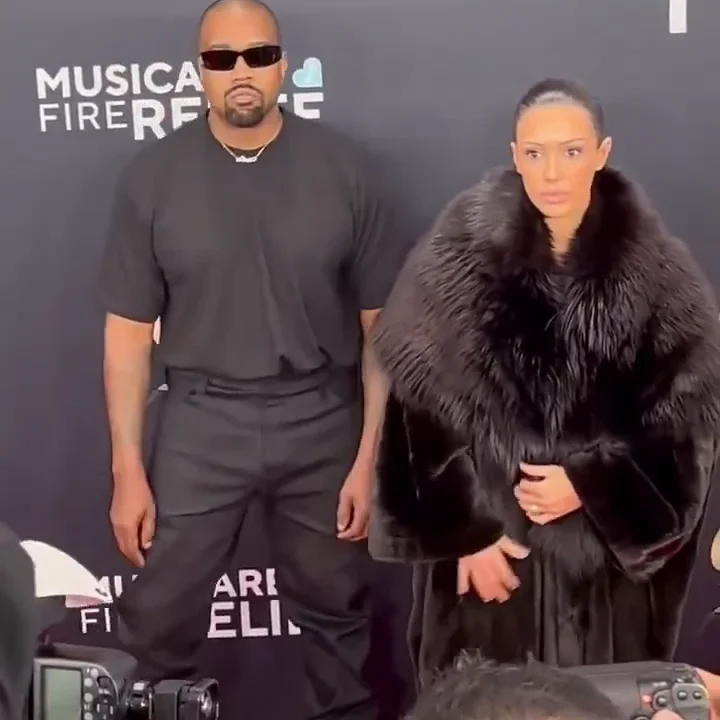 Bianca Censori novia de Kanye West llega desnuda a los Grammy XXX