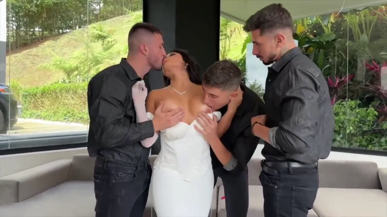 Steffy Moreno follada por trio de hombre en san valentin xxx