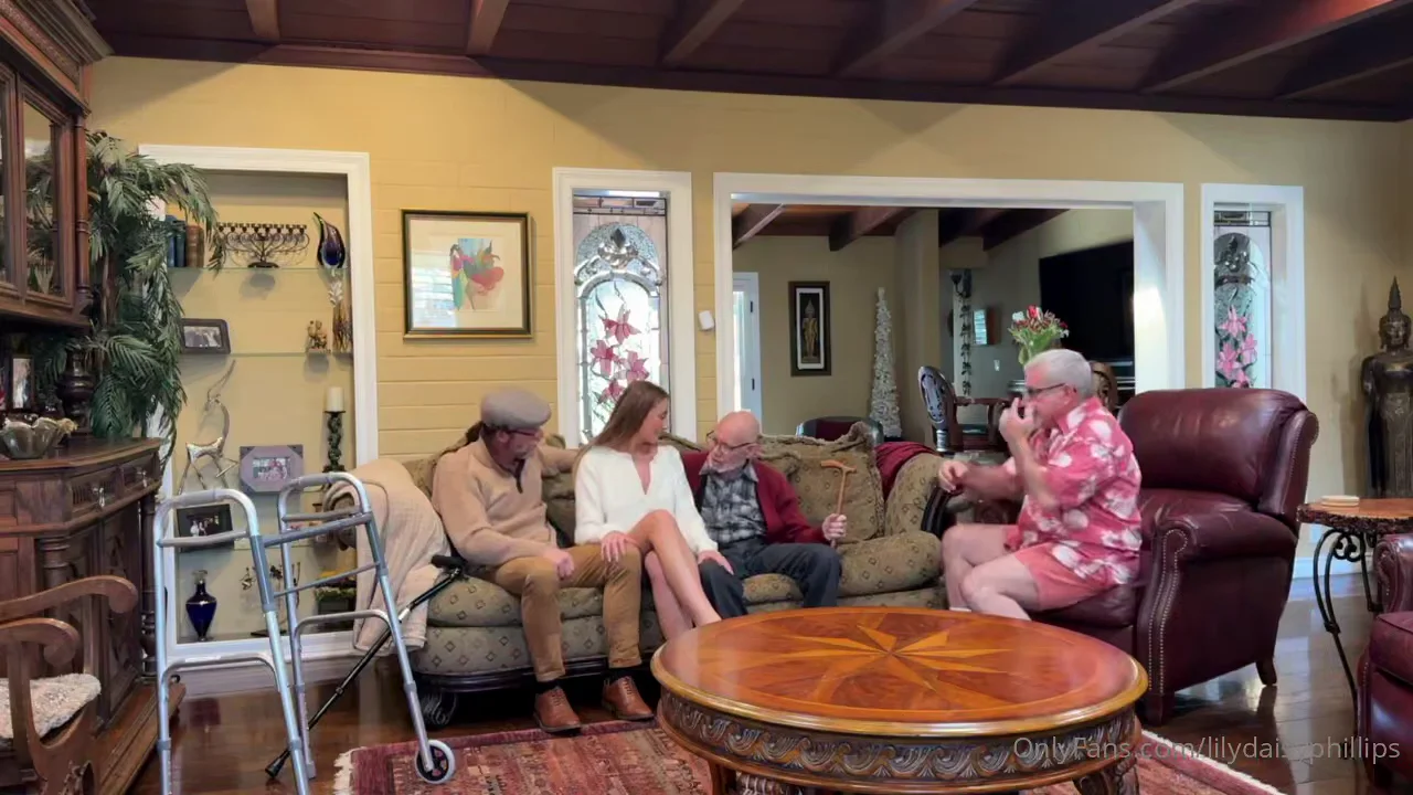 Lily Phillips follando con 3 ancianos old man xxx