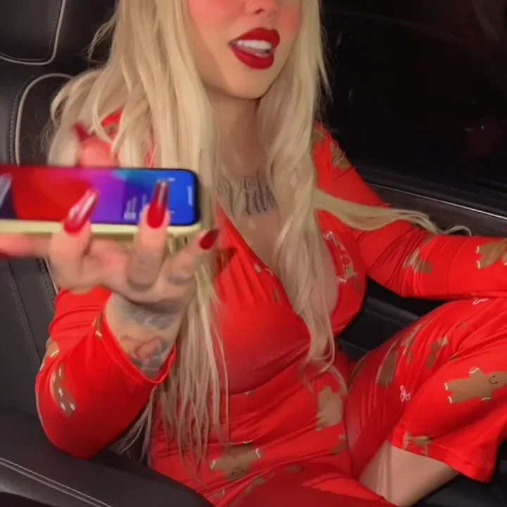 Mona fashion masturbandose en el carro tiene un squirt