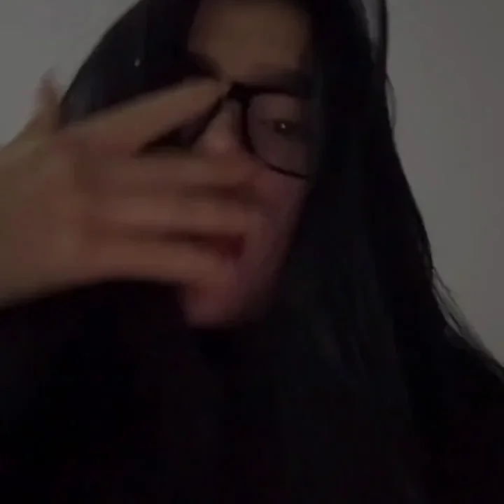Alejandra se infiltro en la cancha pero el tatuaje la delato