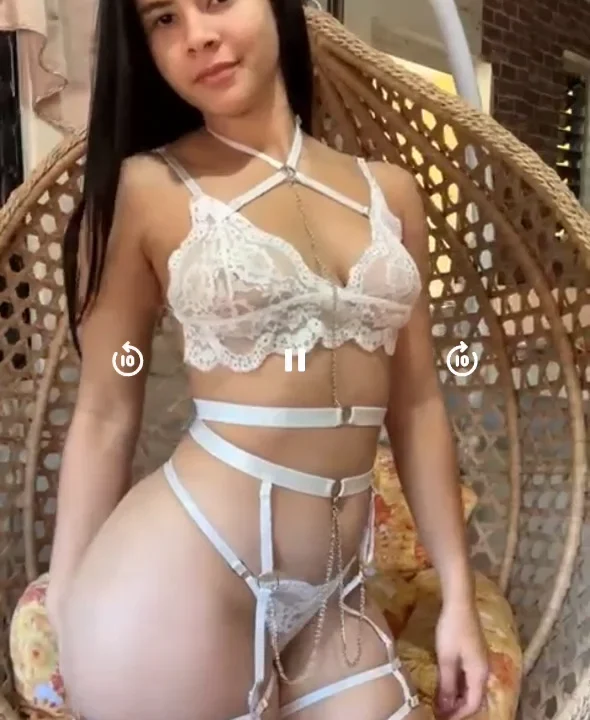 Pamela Maceo modelando lenceria blanca