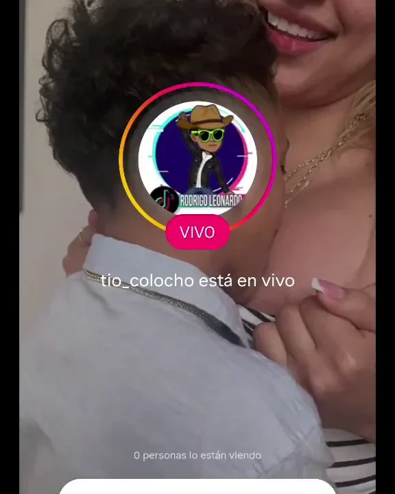 Tio colocho comiendose las tetas de Laura Mendoza