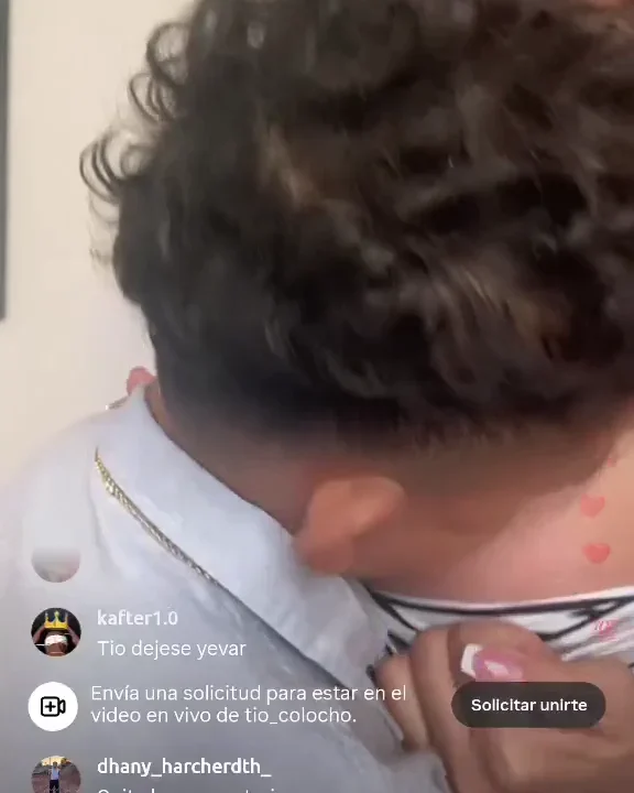 Tio colocho comiendose las tetas de Laura Mendoza