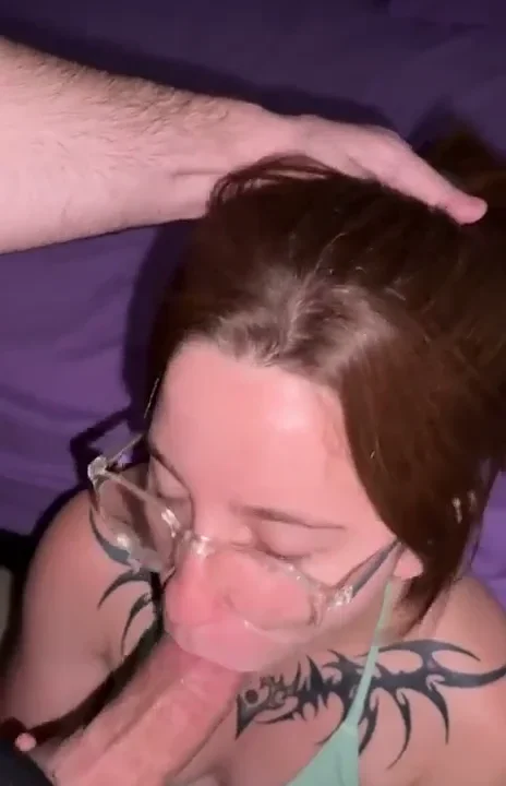 Brujita roja xxx mamando y se traga la leche
