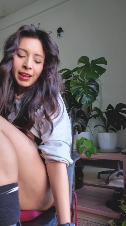 Okina Munne xxx masturbandose con verduras