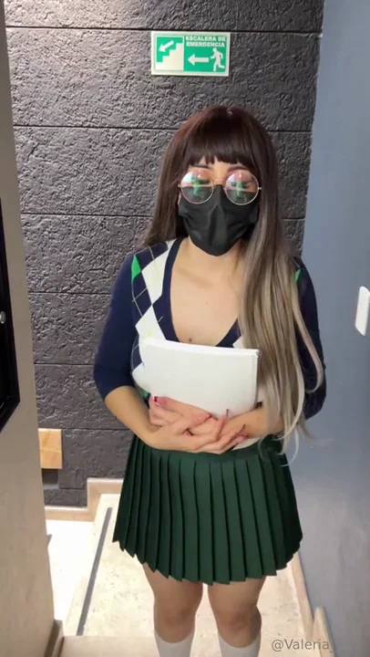 Valeria Rizof le hace una propuesta a su profesor