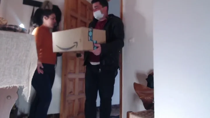 Le da una mamada a un repartidor