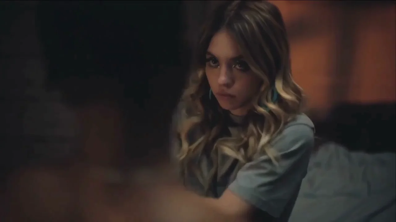Sydney Sweeney follando de perrito xxx